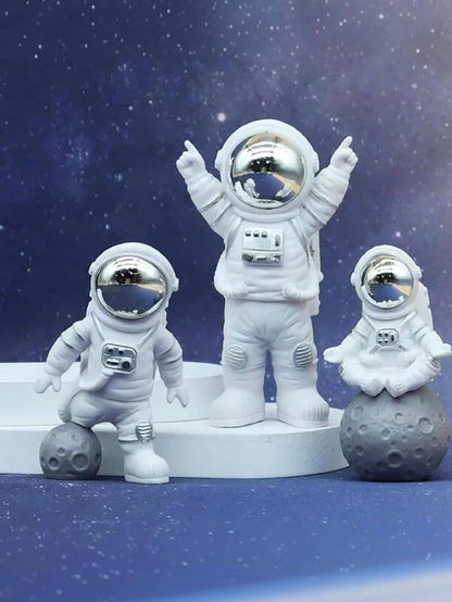🚀 Astronaut Moon Duo – Space-Themed Decorative Figurine Set
